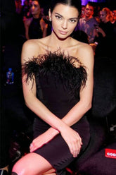 Kendall Jenner – Schwarzes, figurbetontes, trägerloses Partykleid mit Federn